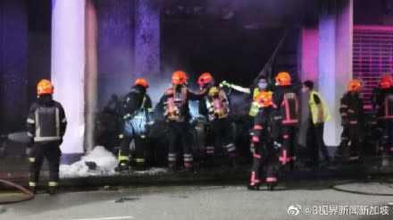 胡秀惠男友發生車禍，現場燃起大火。（圖／翻攝自8視界新聞新加坡微博 ）
