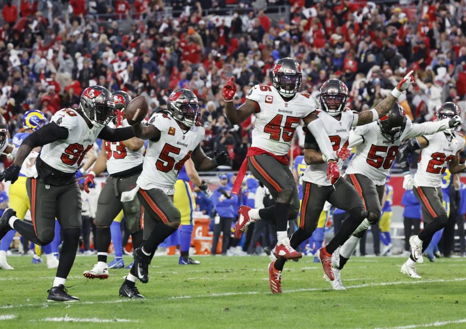 Buccaneers inside linebacker Lavonte David celebrates after recovering a fumble by Rams running back Cam Akers