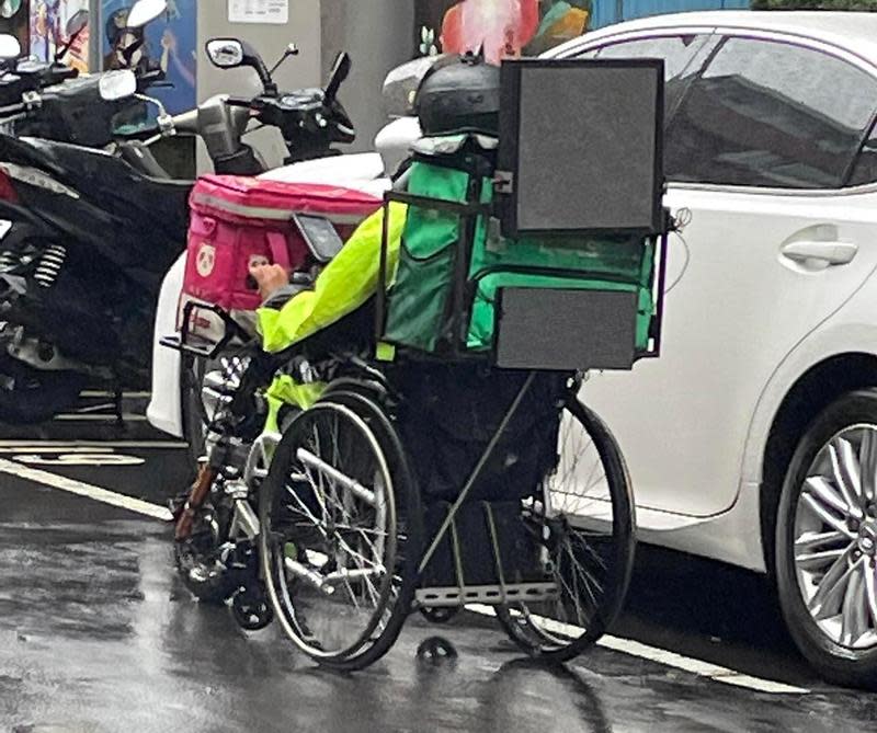 一名坐輪椅的外送員在雨中奔波的圖片，觸動千人紛紛喊敬佩。（翻攝自信義兩三事粉專）