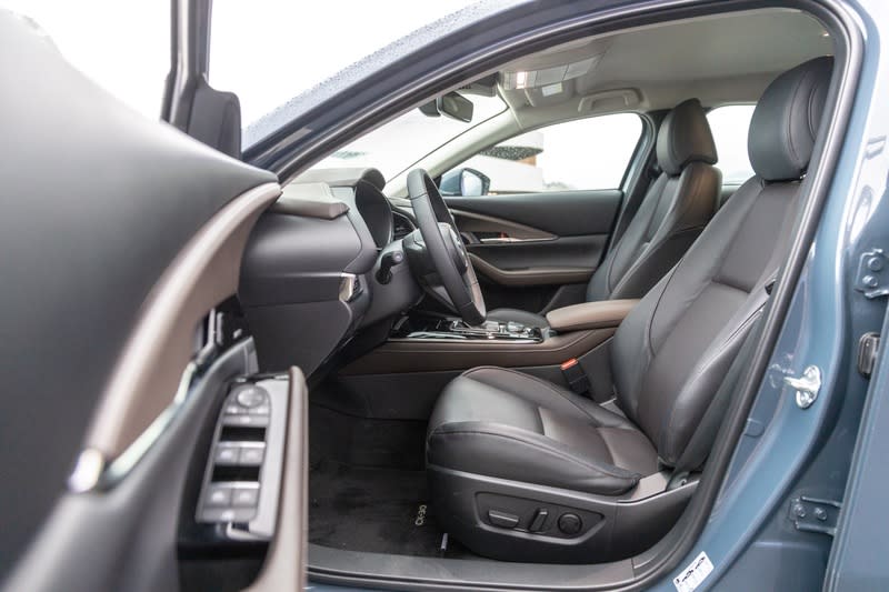 雙色內裝真皮座椅，駕駛座還配有8向電動調整附腰靠調整功能。