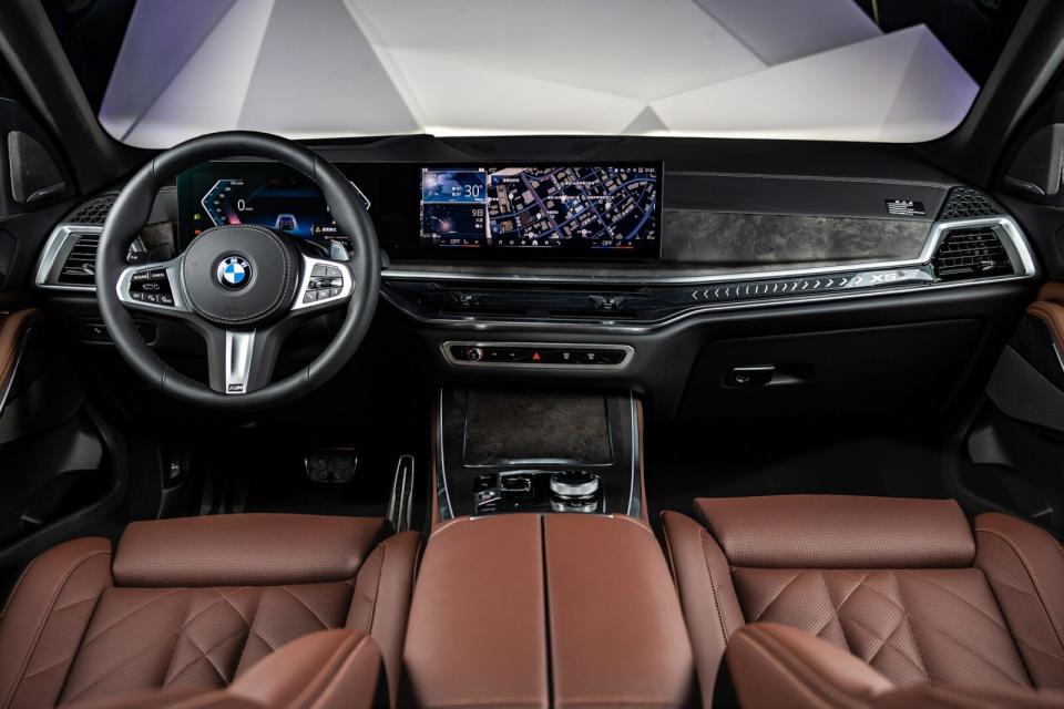 內裝採用新世代家族風格的懸浮式曲面螢幕配置，亦率先升級BMW OS 8.5使用者介面。