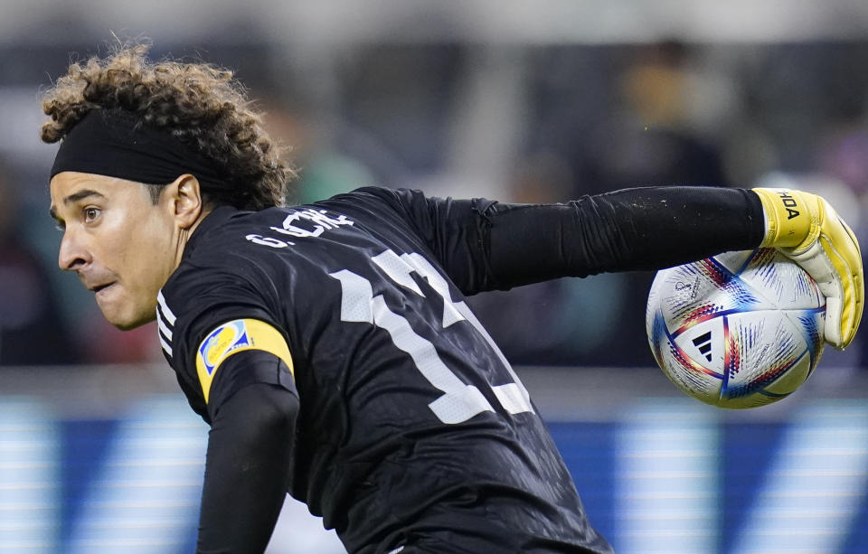 El arquero mexicano Guillermo Ochoa pasa el balón durante la segunda mitad de un partido amistoso contra Colombia en Santa Clara, California, el martes 27 de septiembre de 2022. (AP Foto/Godofredo A. Vásquez, Archivo)