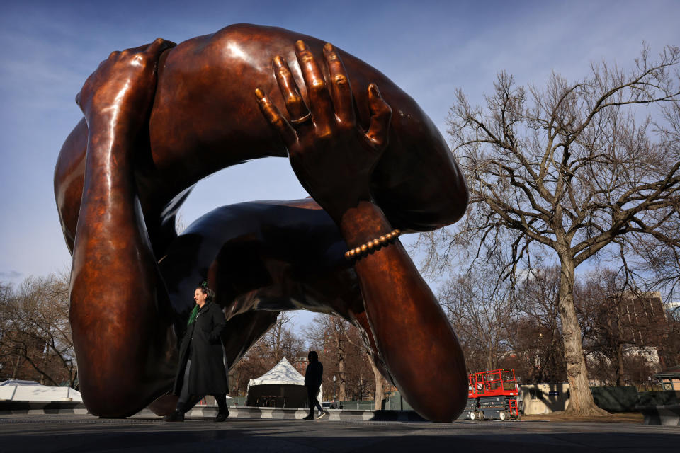 Die Skulptur in Boston l&#xf6;st heftige Debatten und viel Spott aus. (Bild: Craig F. Walker/The Boston Globe via Getty Images)