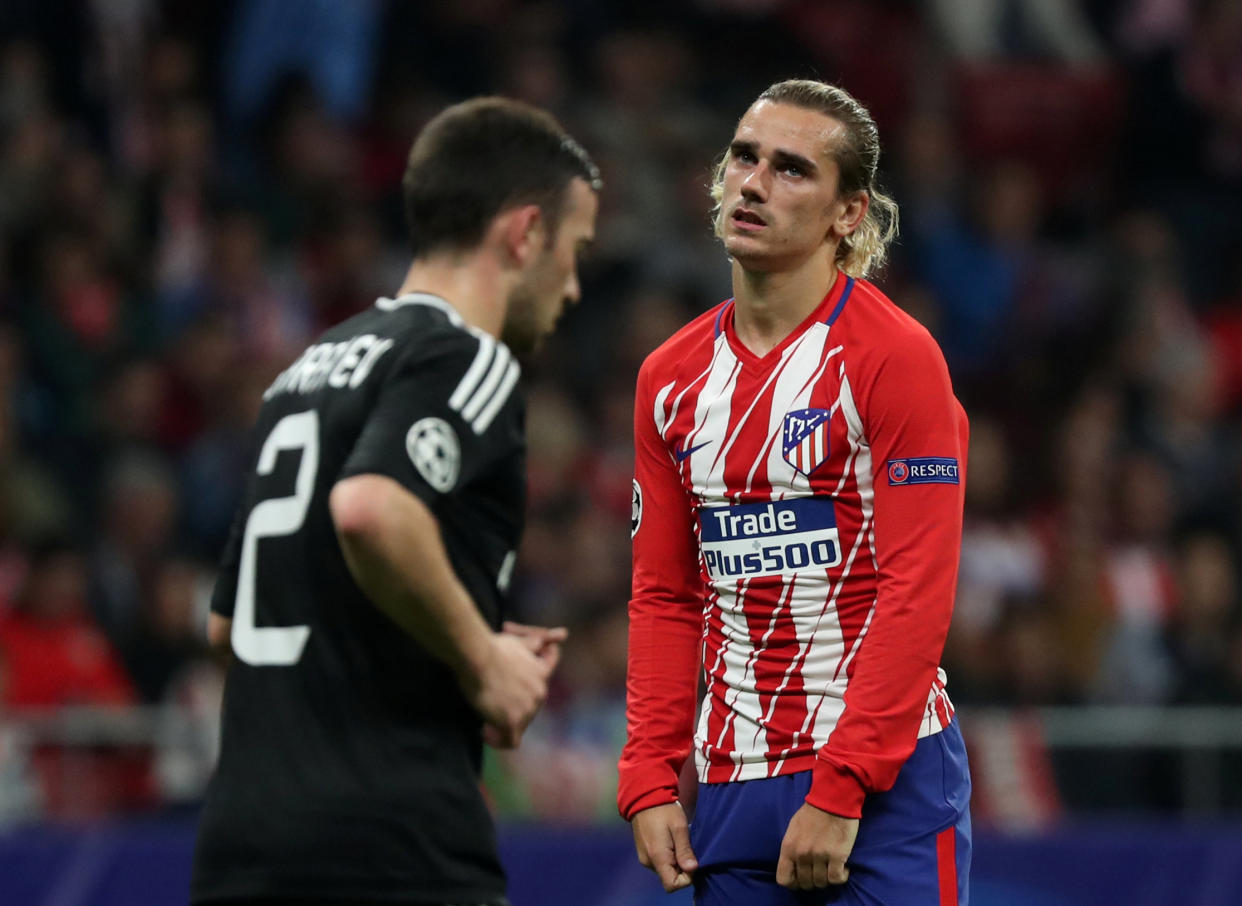 Antoine Griezmann (derecha) durante el Atlético – Qarabag. Foto: REUTERS/Susana Vera.