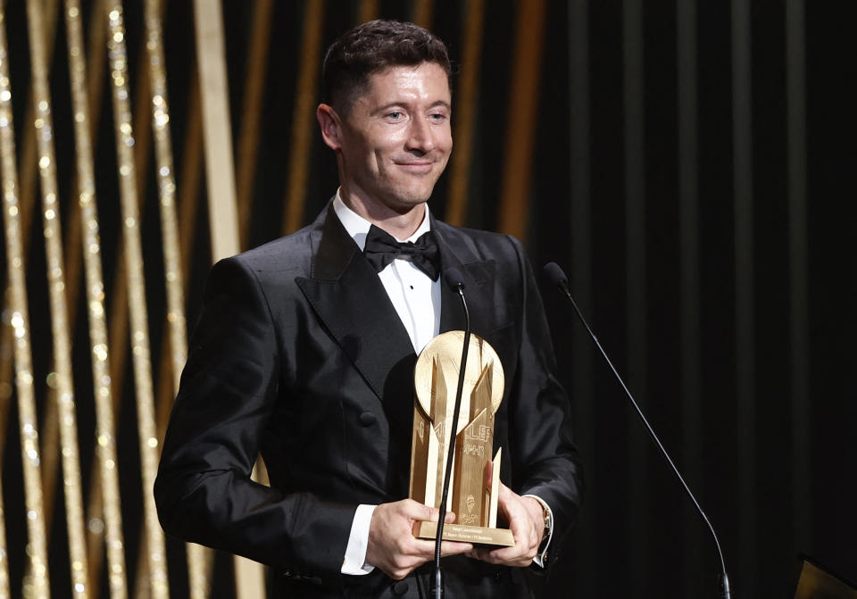 Robert Lewandowski mit der neuen Gerd-Müller-Trophäe. (Bild: Reuters)