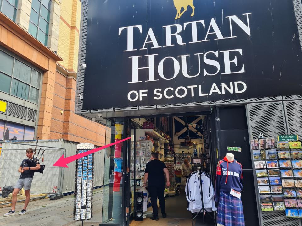 bagpiper in glasgow, scotland