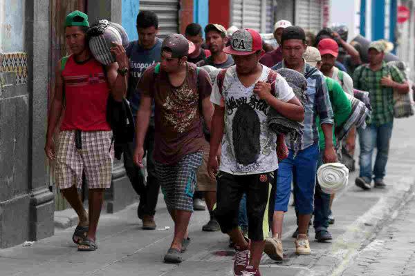 Migrantes buscan refugio en las calles de Puebla.