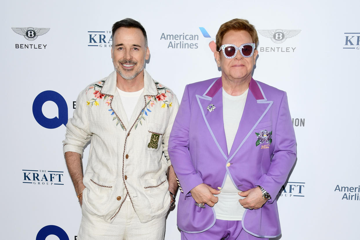 Sir Elton John y David Furnish asisten a su primera fiesta por el solsticio de verano para recaudar fondos para la Fundación Elton John contra el SIDA, el 24 de julio de 2019 en Antibes, Francia. (Foto de Daniele Venturelli/Daniele Venturelli/Getty Images)