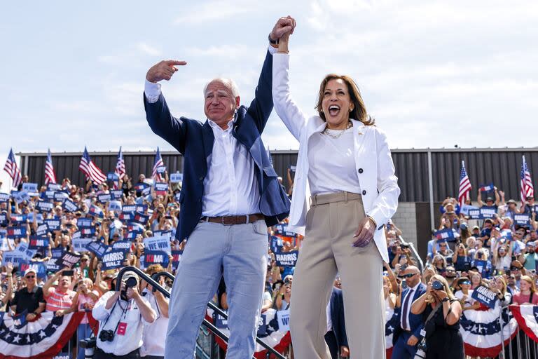 La candidata presidencial demócrata a la vicepresidenta Kamala Harris es recibida por su compañero de fórmula, el candidato demócrata a la vicepresidencia, el gobernador de Minnesota Tim Walz, antes de que ella pronuncie un discurso en un acto de campaña en Eau Claire, Wisconsin