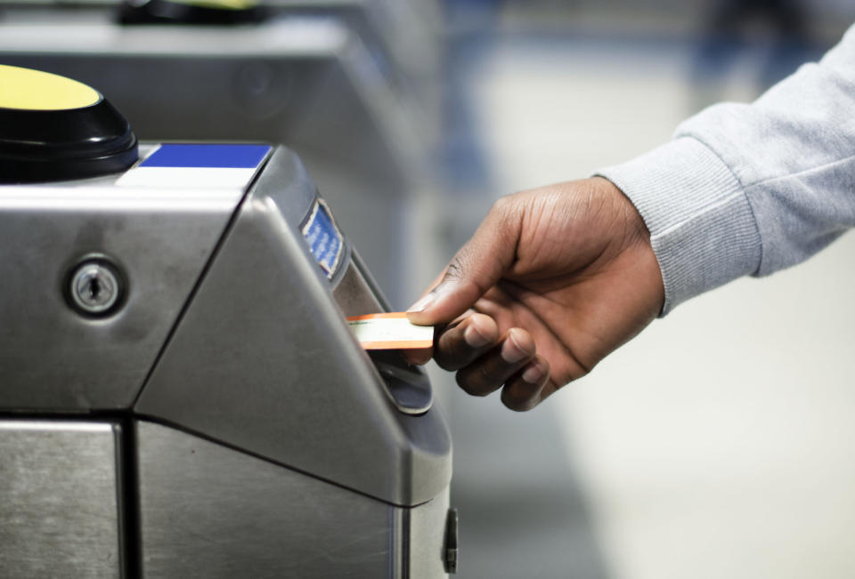 Kauft eure Tickets immer selbst am Automaten oder Schalter, um diese Touristenfalle zu umgehen. (Symbolbild) - Copyright: Rawpixel / getty images