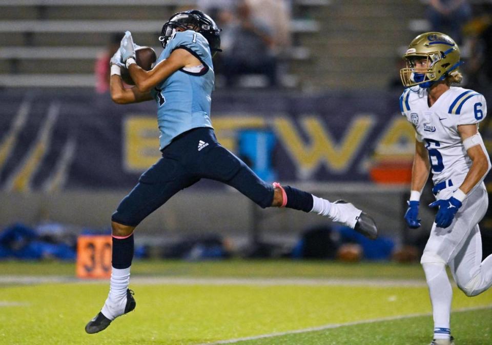 Bullard’s Israel Castaneda, left, reaches out for the catch with Clovis High’s Tyler Cheney to the right, Friday, Sept. 15, 2023 in Fresno. ERIC PAUL ZAMORA/ezamora@fresnobee.com