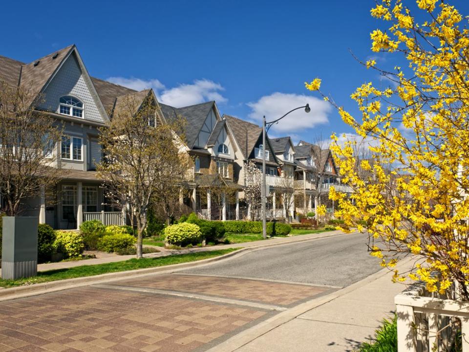 Row,Of,Houses,On,Spring,Street,In,Toronto,Canada