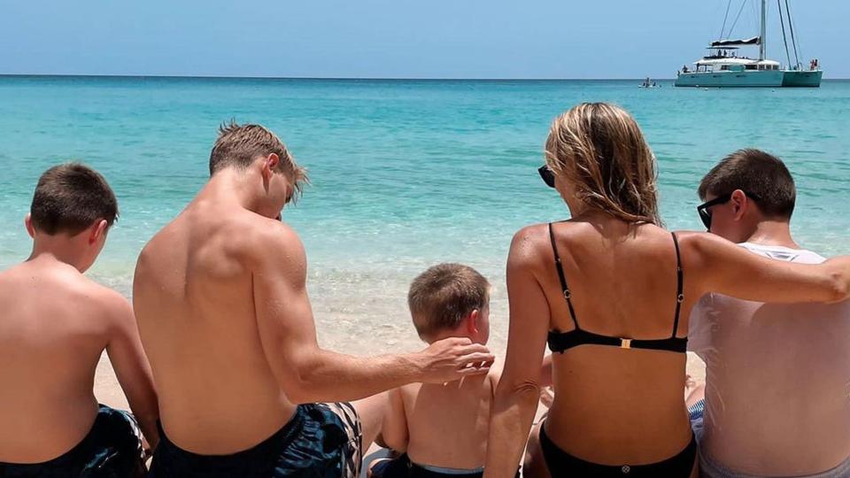 Frida's blended family sitting on the beach 