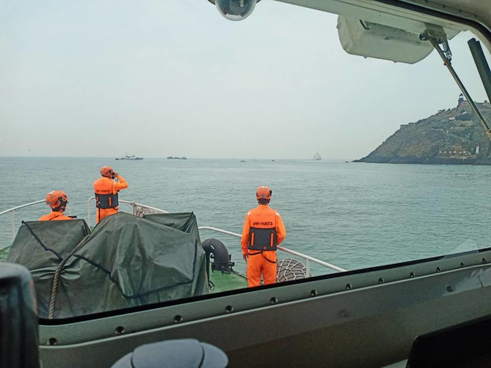 中國籍漁船「閩龍漁61222」14日清晨在金門海域翻覆沉沒，船上六名漁民落海，兩岸聯合搜救中。（圖／海巡署提供）