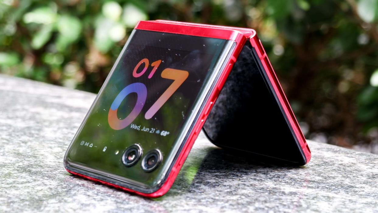  Motorola Razr+ flex video mode shows off clock with the external display. 