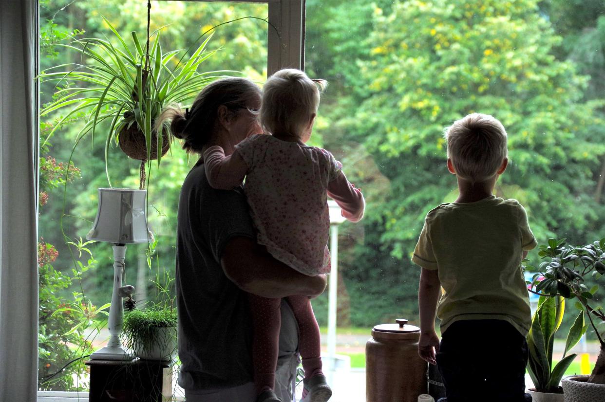 kids looking out window mom babysitter nanny