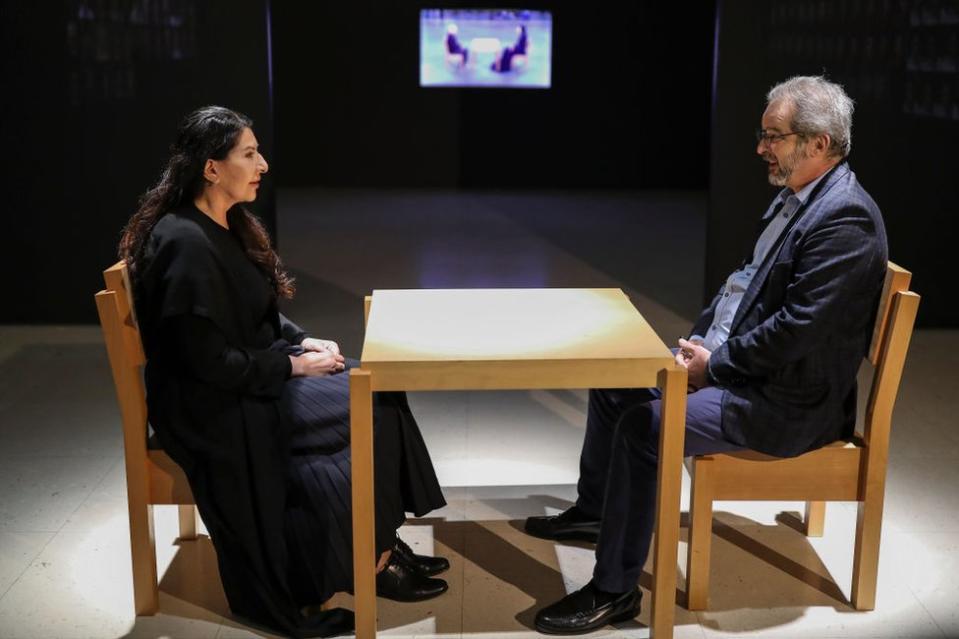 Marina Abramovic sentada frente a un invitado posa para la prensa durante la presentación de "The Cleaner" en el Museo de Arte Contemporáneo de Belgrado, Serbia, el 21 de septiembre de 2019.