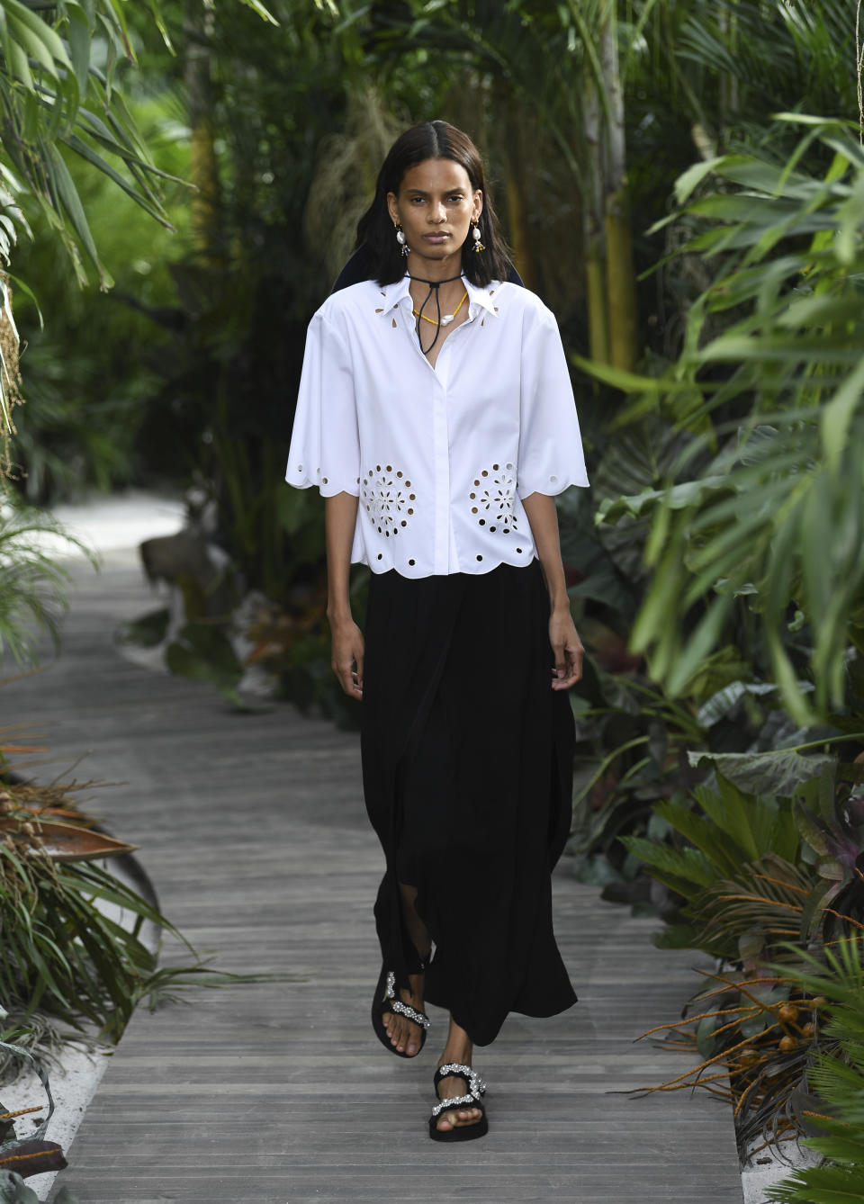 Una modelo recorre la pasarela durante la presentación de la colección primavera-verano 2021 de Jason Wu en la Semana de la Moda de Nueva York, el domingo 13 de septiembre del 2020 en Nueva York. (Foto por Evan Agostini/Invision/AP)