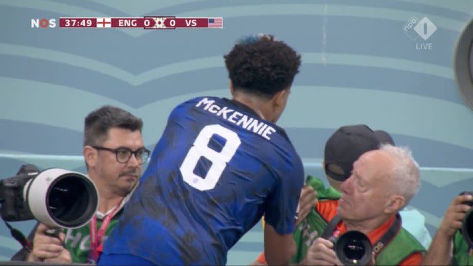 美國球星麥肯尼(Weston McKennie)因擅自使用攝影記者的攝影背心擦手而意外走紅。摘自推特