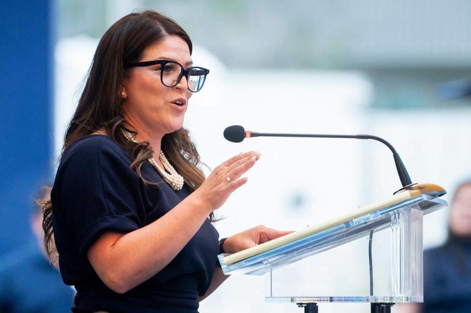 La asambleísta Esmeralda Soria habla durante la ceremonia de colocación de la primera piedra del Edificio de Educación Médica de la Universidad de California en Merced, California, el martes 14 de mayo de 2024. Se espera que la construcción de este edificio de $300 millones y 203,500 pies cuadrados finalice en otoño de 2026.