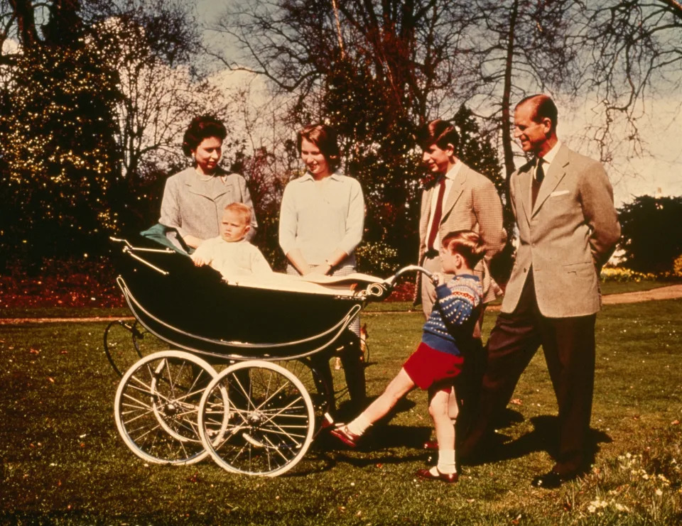 La reina Isabel II y el príncipe Felipe con sus hijos (de derecha a izquierda) Carlos, Andrés, Eduardo y Ana celebran en Windsor el 39º cumpleaños de la reina en 1965 (Keystone / Getty Images).