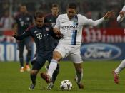 Manchester City's Javi Garcia (R) fights for the ball with Bayern Munich's Mario Goetze during their Champions League Group D soccer match in Munich December 10, 2013. REUTERS/Michaela Rehle