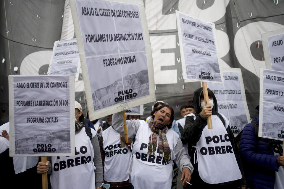 Manifestantes antigubernamentales protestan contra la escasez de alimentos en los comedores populares y las reformas económicas propuestas por el presidente Javier Milei en Buenos Aires, Argentina, el martes 7 de mayo de 2024. (AP Foto/Natacha Pisarenko)