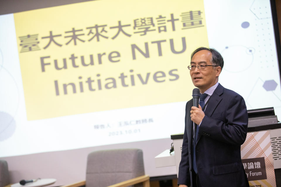 臺大教務長兼未來大學計畫辦公室王泓仁分享對未來大學的願景 (臺大提供)