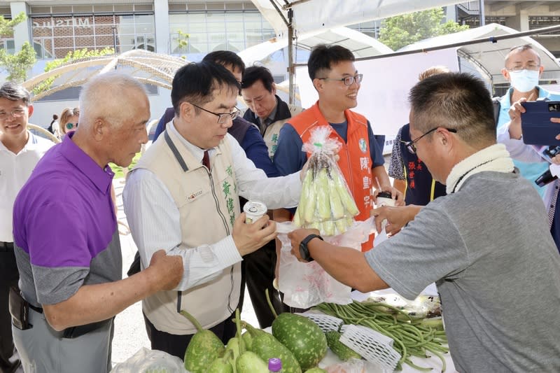 黃偉哲走訪大武崙綠能市集 台南市長黃偉哲（前左2）22日走訪使用全綠電的 「稻香．走讀大武崙綠能市集」，和現場小農攤販互 動交流。 （台南市政府提供） 中央社記者張榮祥台南傳真  113年6月22日 