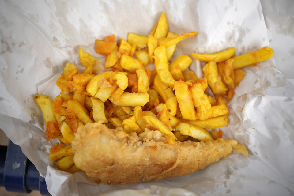 Un plato tradicional de fish and chips. (Photo by Christopher Furlong/Getty Images)