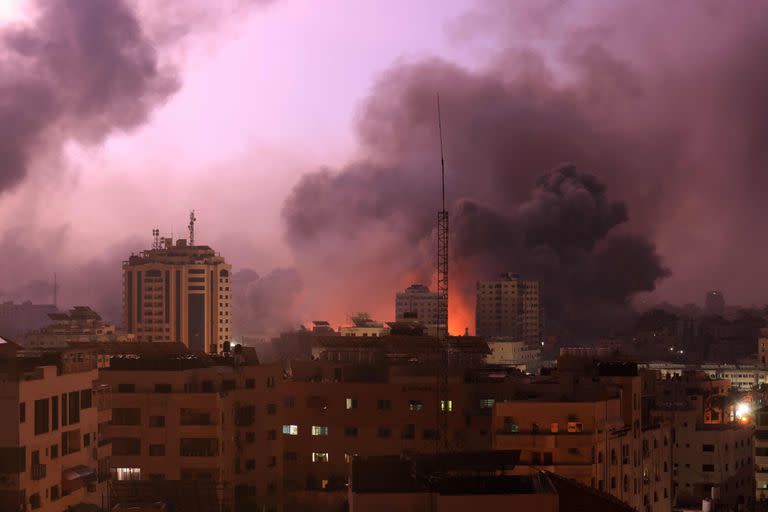 Humo y fuego durante el bombardeo israelí en la ciudad de Gaza el 9 de octubre de 2023.