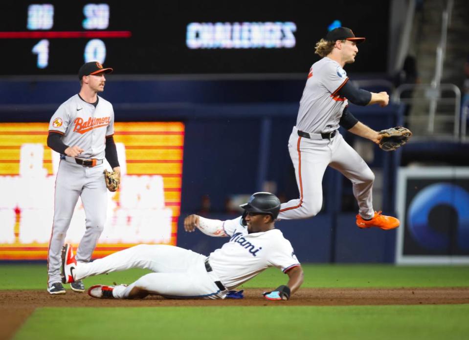 El torpedero de los Orioles de Baltimore Gunnar Henderson salta sobre Jesús Sánchez, de los Marlins, en una jugada del segundo inning del partido celebrado el 24 de julio de 2024 en Miami. Alie Skowronski/askowronski@miamiherald.com