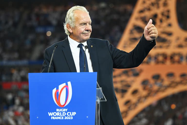 El inglés Bill Beaumont en la apertura de Francia 2023; el Mundial fue ocasión de decisiones importantes de World Rugby, como la creación de una liga de naciones y el aumento a 24 de los seleccionados que disputarán la Copa del Mundo a partir de Australia 2027.