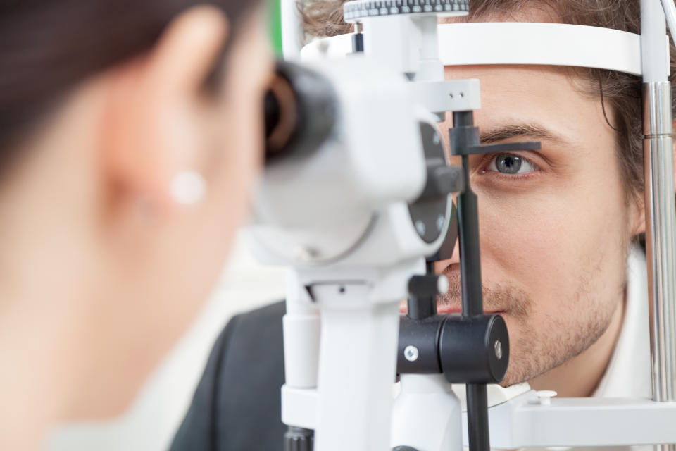 Recuerda visitar a tu oculista con regularidad para garantizar una salud visual óptima. Foto: Getty Creative