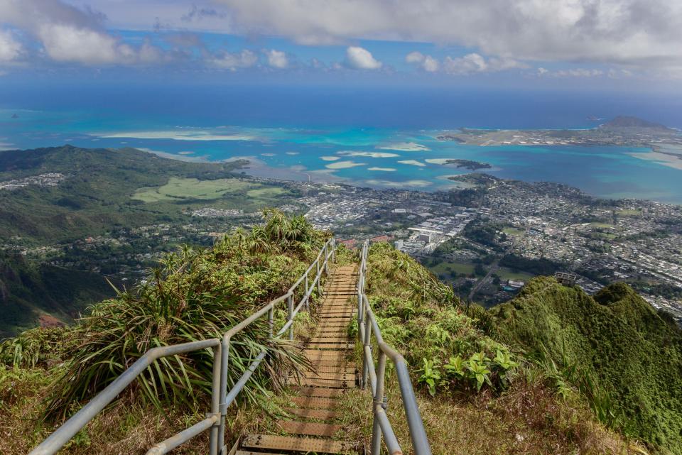 Die Haiku-Treppe auf Hawaii ist ein beliebtes Touristen-Ziel. - Copyright: Majicphotos/Getty Images