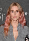 <p>¿Eres rubia o de cabello claro? No lo pienses más y atrévete a teñir tu cabello en este color, como la <em>it girl</em> británica Mary Charteris. “Protégelo con mascarillas hidratantes para que no se dañe tras las decoloraciones que requiere lograr este tono”, recomienda Serna. <em>Foto: Stuart C. Wilson/Getty Images</em> </p>