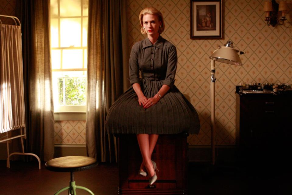 <p>Otra serie que destaca por su cuidado vestuario es ‘Mad Men’ y de sus personajes, el interpretado por January Jones, se lleva la palma con sus looks perfectos. Ocupa la octava posición del ranking. (Foto: AMC). </p>