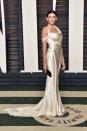 <p>Le mannequin Liberty aimait tellement sa robe de mariage en satin couleur ivoire qu'elle l'a portée lors de l'after de Vanity Fair à l'occasion des Golden Globes Awards. Bon, elle a quand même été conçue par John Galliano. <i>[Photo : Getty]</i></p>