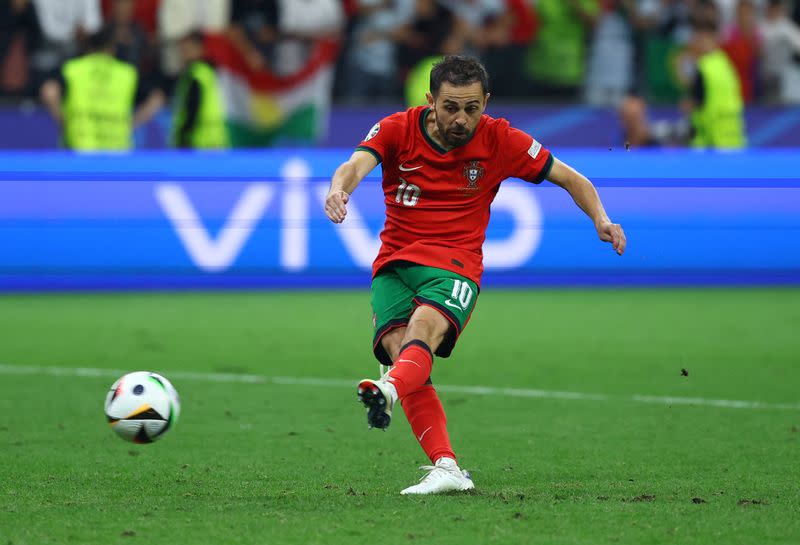 El portugués Bernardo Silva marca un penalti durante un partido de la Eurocopa entre Eslovenia y Portugal, en la Frankfurt Arena, Fráncfort, Alemania