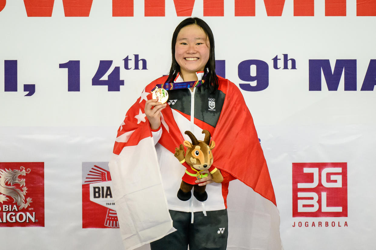 Singapore swimmer Gan Ching Hwee with her gold medal in the women's 1,500m freestyle at the Hanoi SEA Games. (PHOTO: Sport Singapore/ Andy Chua)