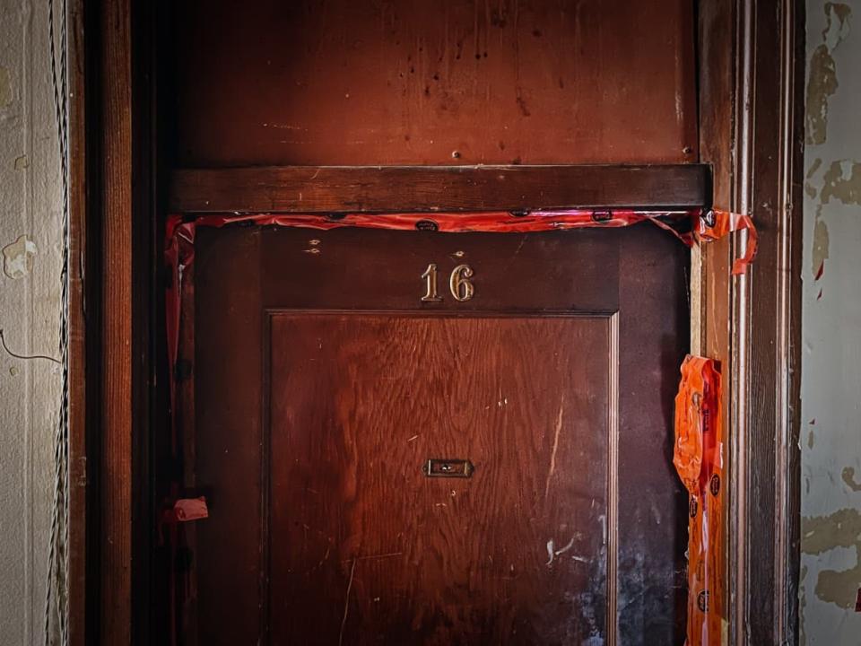 The body of Van Chung Pham was found in February behind this door to Apartment 16 of the Heatley Block in Vancouver's Downtown Eastside. Two months later, police returned after complaints from neighbours and found the bodies of Noelle O'Soup and an as yet unnamed woman. (Ben Nelms/CBC - image credit)