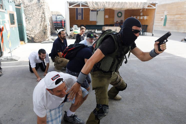 Un grupo de turistas toman parte en el campo militar (REUTERS).