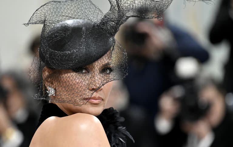 Jennifer Lopez llevó un fascinator a la gala del MET