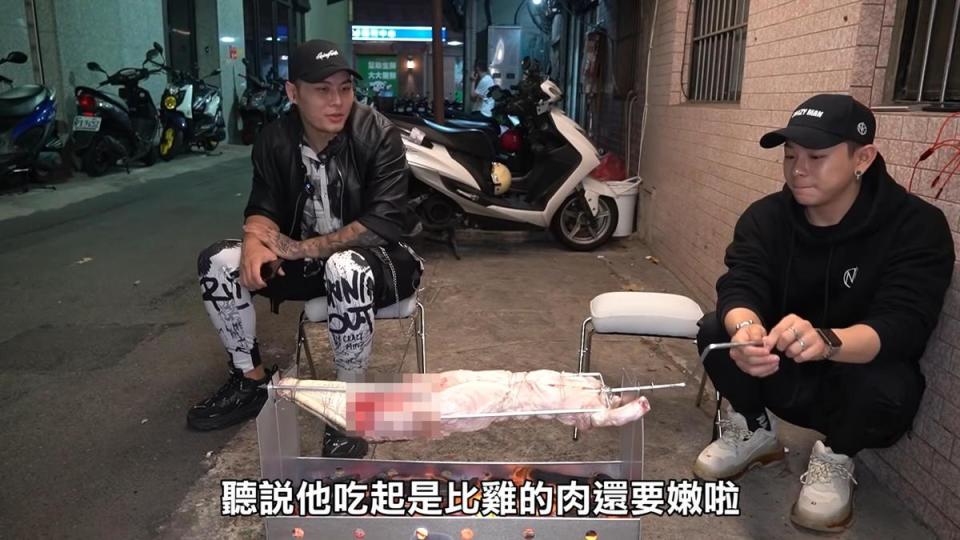 YouTuber瘋男就曾買下整隻鱷魚回來烤，評比口感「比雞肉Q彈」。（翻攝「Crazy Man瘋男」YouTube）