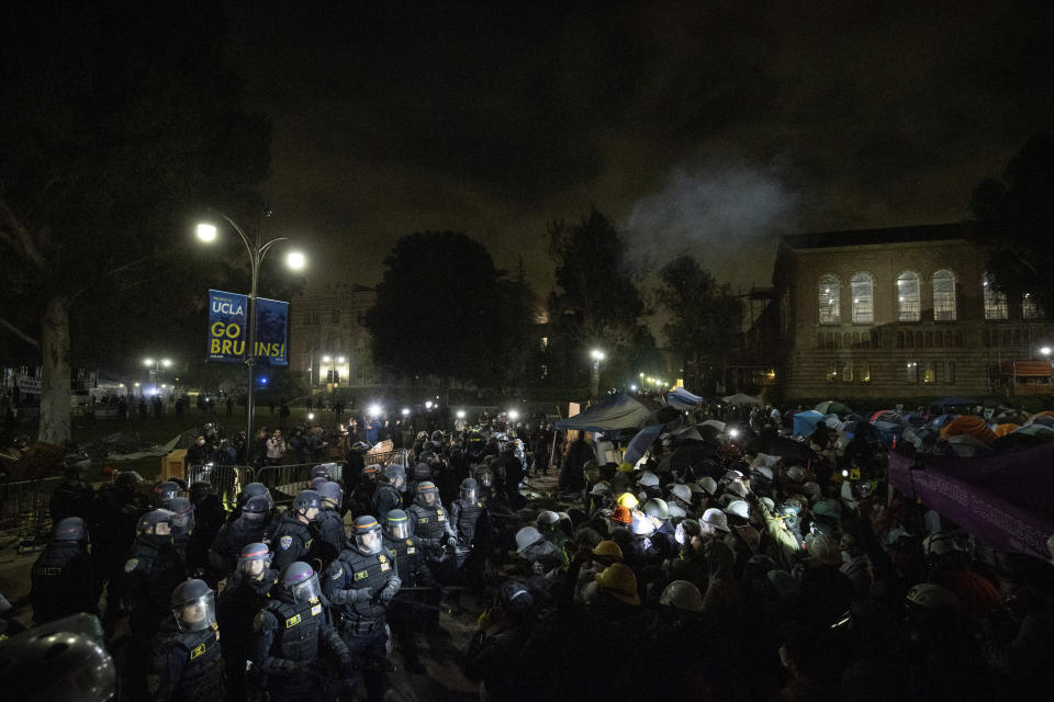 警方2日強制清空加州大學洛杉磯分校（UCLA）抗議營地、拆除障礙物並拘留逾200名示威者。（美聯社）