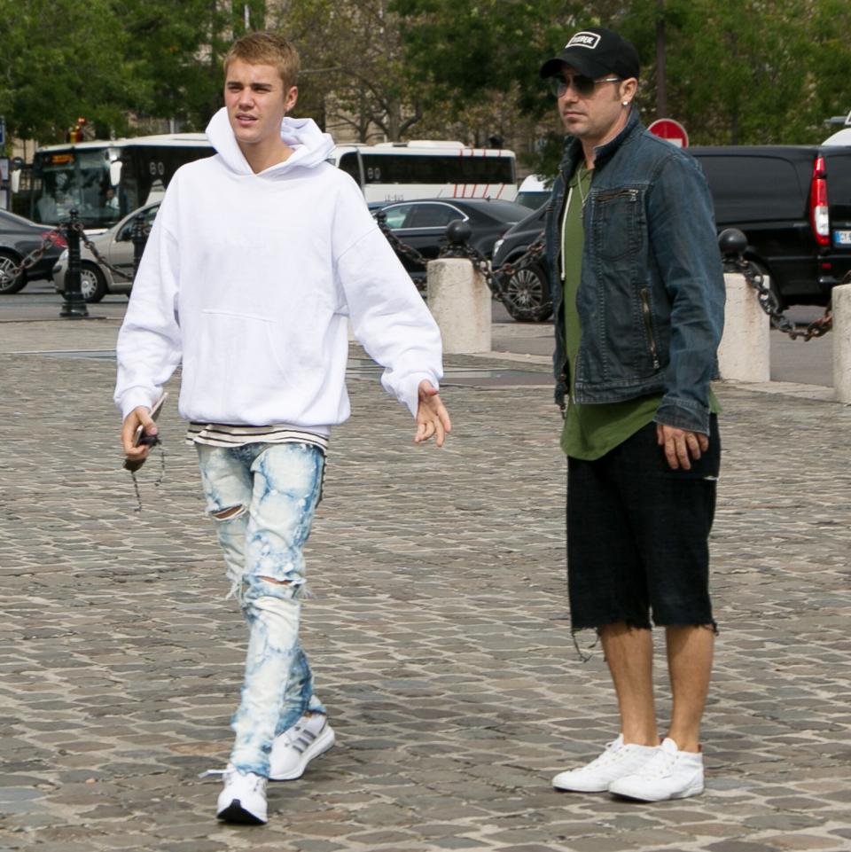 PARIS, FRANCE - SEPTEMBER 19: Singer Justin Bieber and his father Jeremy Jack Bieber are seen near the 'Arc de Triomphe' monument on September 19, 2016 in Paris, France. (Photo by Marc Piasecki/GC Images)