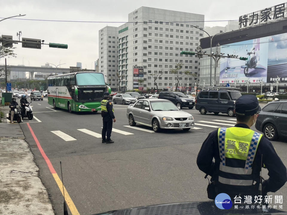 桃園市政府警察局呼籲請民眾避開壅塞路段、提早規劃行程，並配合警方管制疏導。