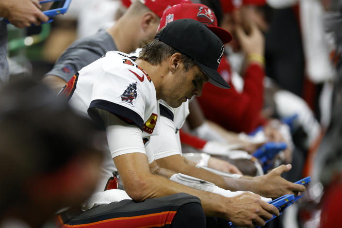 Tom Brady de los Buccaneers de Tampa Bay mira una tableta durante el partido contra los New Orleans Saints en septiembre de 2022. (Foto: Chris Graythen/Getty Images)