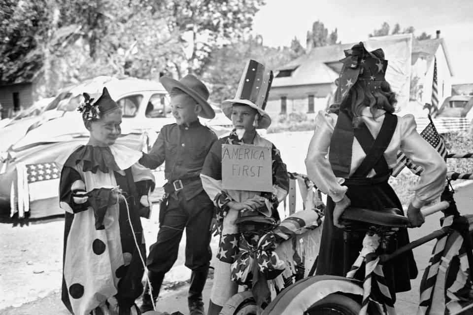 <p>Children wait for an Independence Day parade to begin, Vale, Ore., 1941. (Photo: Corbis via Getty Images) </p>