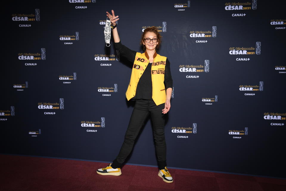 <p>Corinne Masiero a adopté la tenue la plus originale de la soirée, en foulant le tapis rouge en baskets, et avec une veste jaune ornée de l'inscription "No Future". (Photo by Pascal Le Segretain/Pool/SC Pool - Corbis/Corbis via Getty Images)</p> 